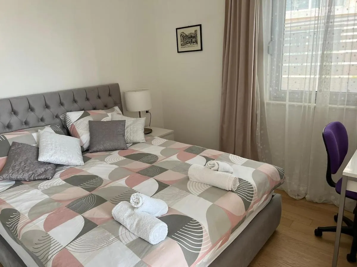 Splendid Split View Apartment 0*,