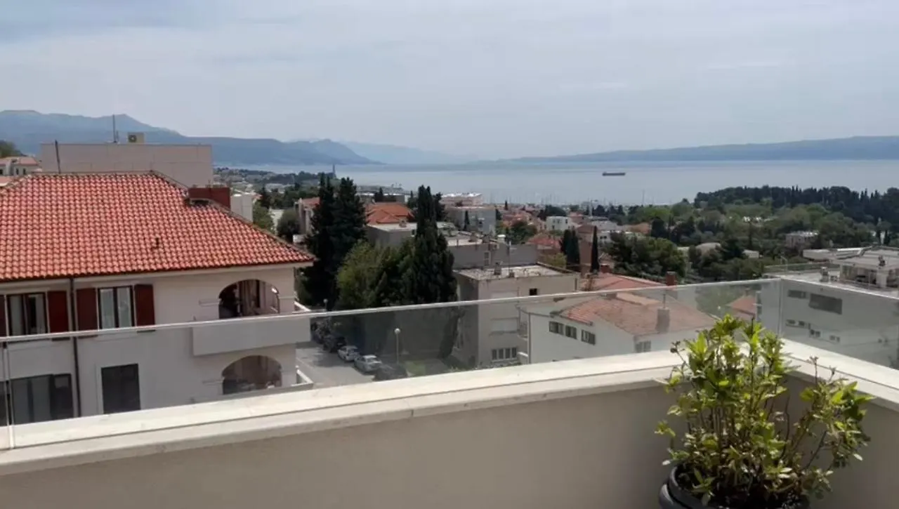 Splendid Split View Apartment